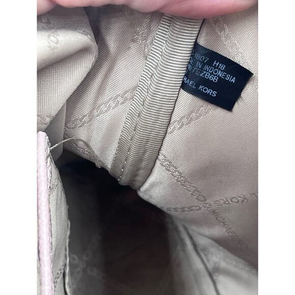 Michael‎ Kors Rose Gold Pink
Trim Metallic Signature
Monogram Rhea Zip backpack - Picture 12 of 16